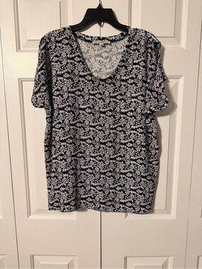 LOFT Black and White Floral V-Neck Short Sleeve Tee